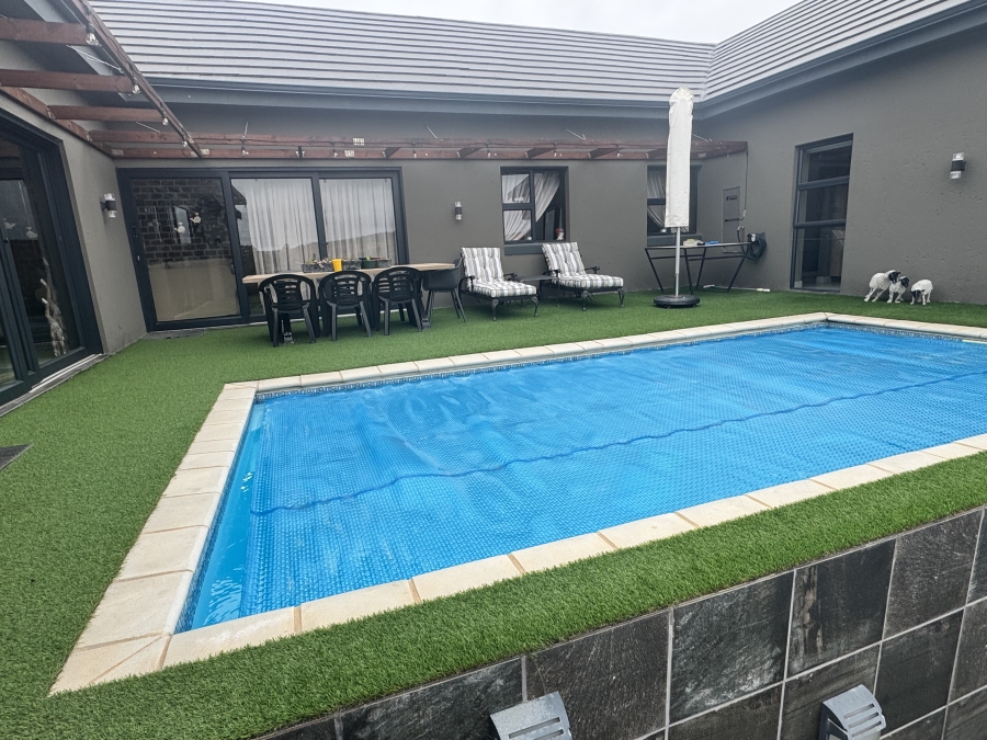 4 Bedroom Property for Sale in Outeniquasbosch Western Cape